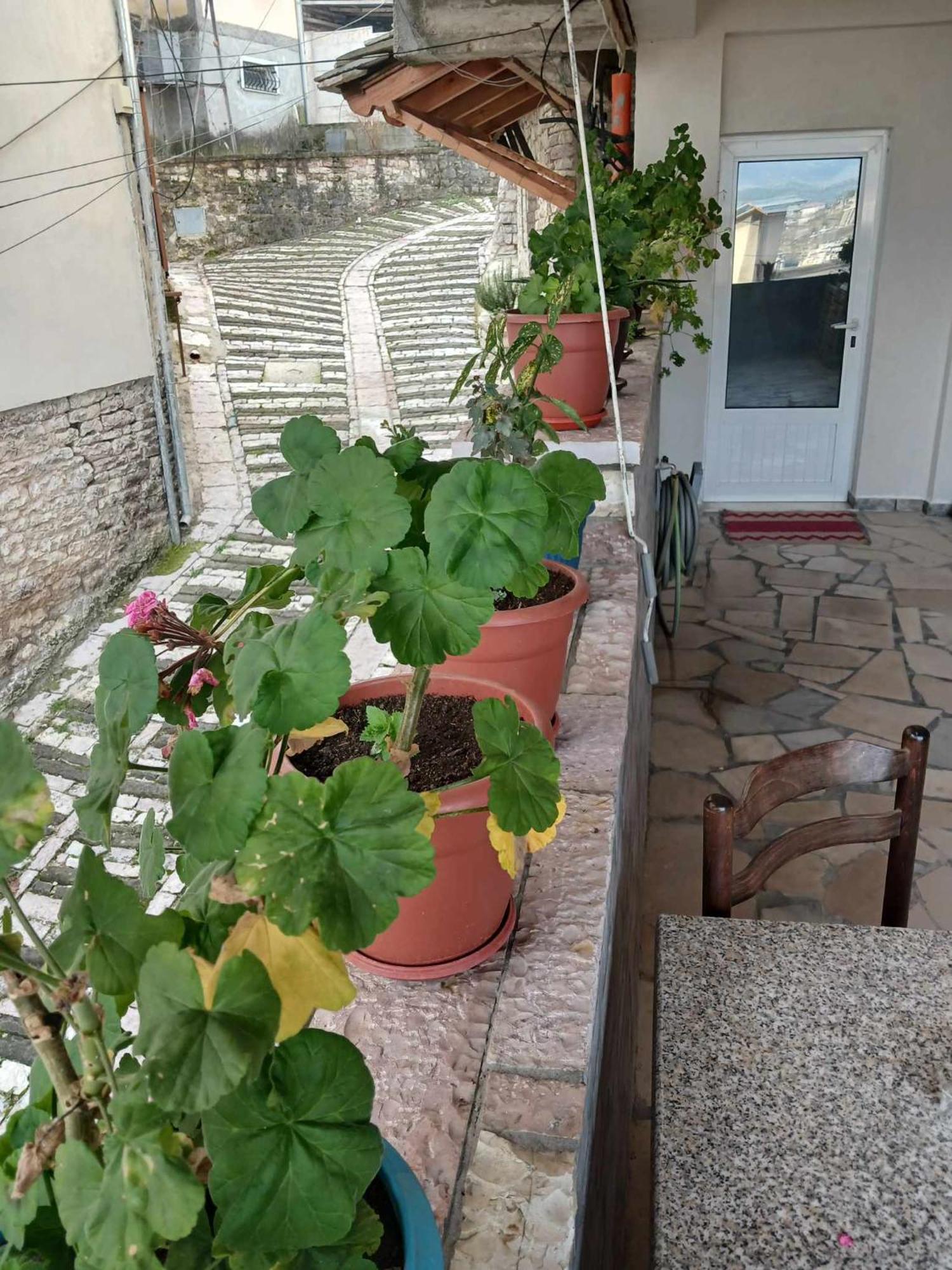 Eniguesthouse Gjirokastër Екстериор снимка