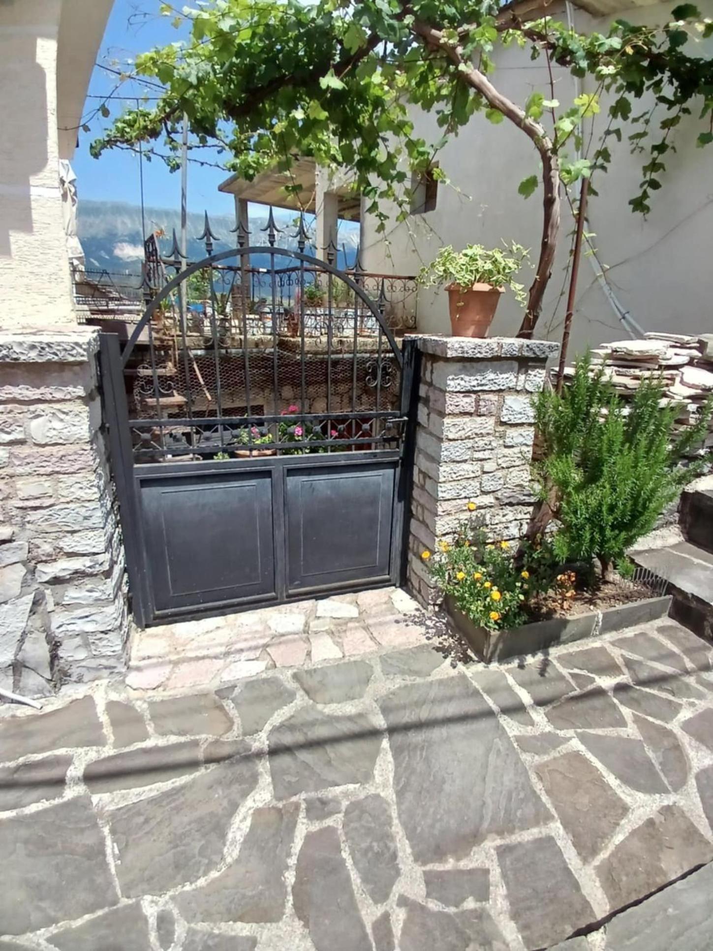 Eniguesthouse Gjirokastër Екстериор снимка