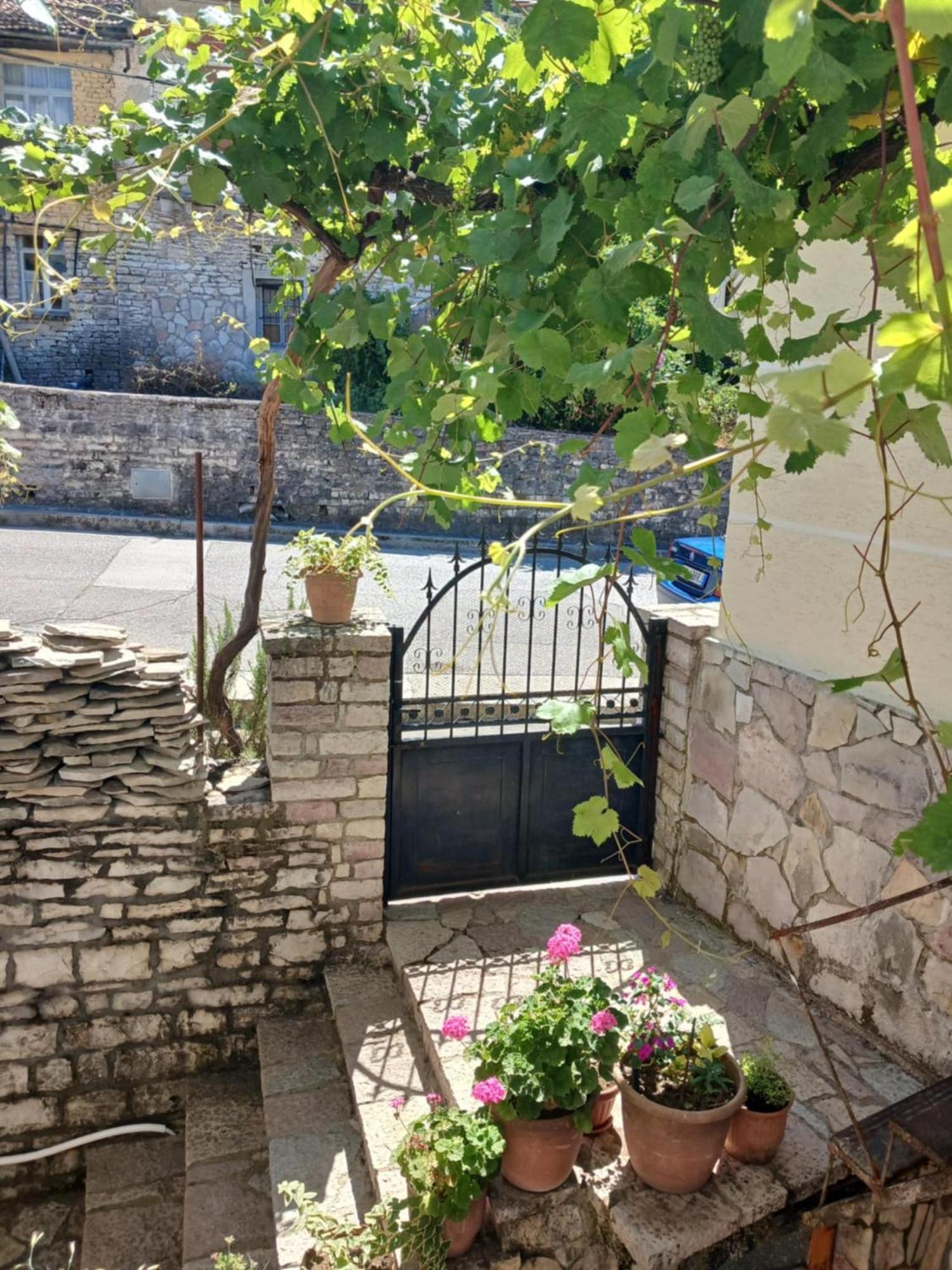 Eniguesthouse Gjirokastër Екстериор снимка